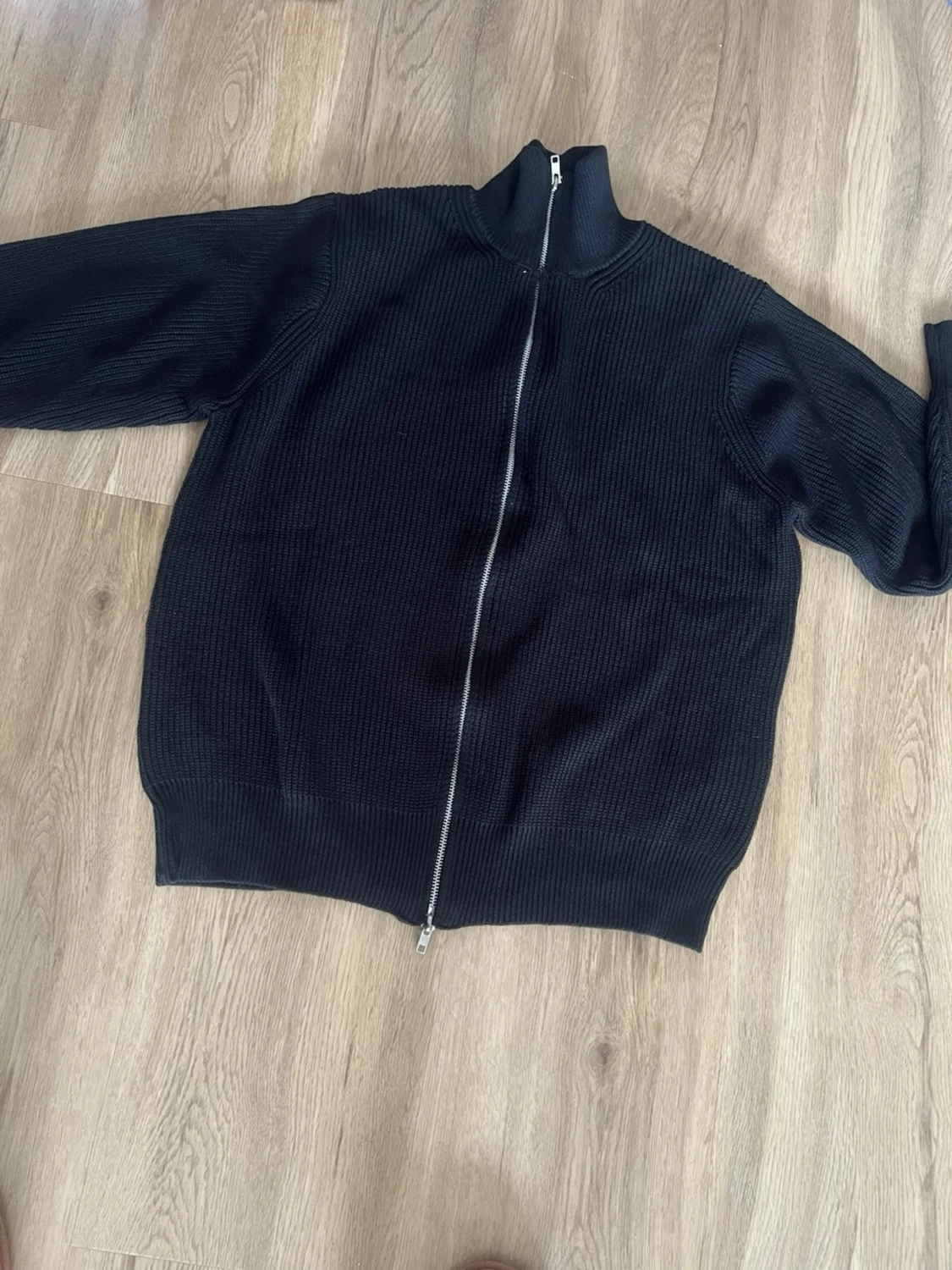 Svart stickad ziptröja med hög krage - 2