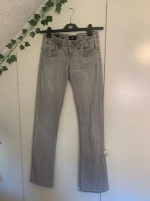 Grå bootcut jeans från LTB - Säljer mina gråa LTB jeans! Jeansen har några mindre defekter från hål som syts igen, bland annat på sista bilden där ena bakfickan var sönder men nu är lagad. Jeansen har också gått upp en bit längs ner men inget som stör utseendet. Alla defekter är ganska små och inget som syns från längre håll vilket gör att utseendet är Dessamma. Säljer pga av fel storlek🩷storlek W27, 34
