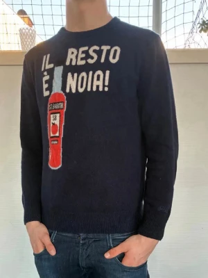 MC2 saint barth tröja  - Sällsynt MC2 saint barth tröja med texten ”IL RESTO É NOIA! och den är av material kashmir| storlek:L| pris: 1599kr| skick: 9,8/10| hör av dig vid minsta lilla fundering eller fråga| 