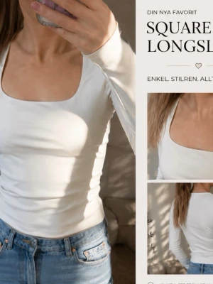 Vit långärmad topp med fyrkantig ringning - Snygg vit långärmad topp med fyrkantig ringning och figurnära passform. Perfekt att matcha med jeans eller kjol för en clean look. Enkel och stilren design som passar till många tillfällen.