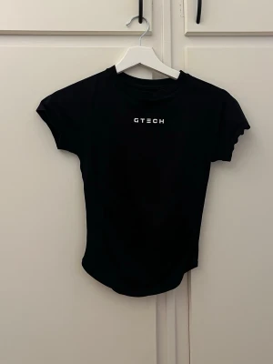 Tränings t-shirt - Säljer denna super snygga tränings T-shirt då jag tyvärr inte får användning av den. Den är från Gtech k storlek M. Endast använd fåtal gånger💖