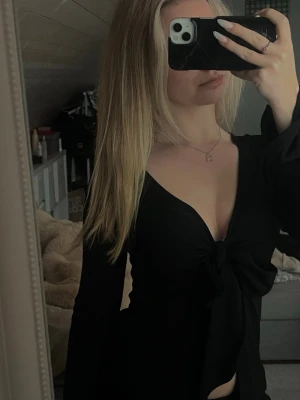 Gina tricot blus  - BySi liknande blus från Gina som man kan knyta i mitten. Den är använd fåtal gånger men är i nyskick storlek XS