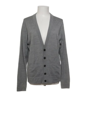 Filippa k cardigan - En stilren grå kofta från Filippa K med v-ringning och svarta knappar framtill. Koftan har långa ärmar och är tillverkad i ett tunt, mjukt material som passar perfekt för lager-på-lager. Enkel och tidlös design som funkar till det mesta. 10/10 skick, knappt använd.