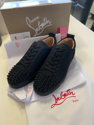 Christian Louboutin skor stl 42 - Snygga svarta Christian Louboutin skor i locka till salu. Jätte snygg och perfekt till sommaren. Vid fler bilder eller frågor tveka ej att höra av er 
