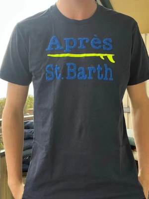 Saint Barth t shirt  - Saint Barth t shirt storlek Xl passar L. Modellen på bilden är 190 och väger 85kg! Vid köp av fler kan jag erbjuda bra rabatt😊