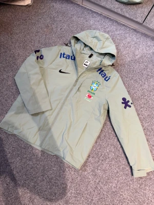 Nike brazil green windbreaker - Size M, fits 100% true to size. Just like new, never worn. Feel free to ask questions. Yes we ship to sweden and other countries too.