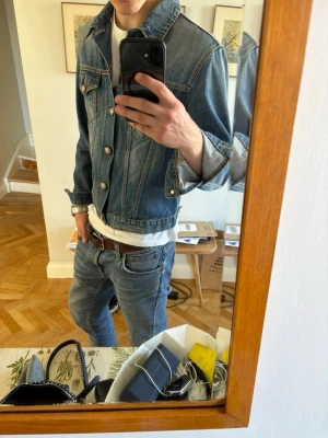 Jacob Cohen Denim Jacka - Säljer nu denna extremt fina denim jackan från Jacob Cohen. Den är i mycket fint skick utan någon antydan på använding. Storlek M, made in italy. Nypris ligger på runt 8000kr, mitt pris: 3499kr. Pris ej hugget i sten.