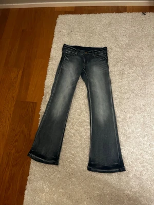 Weekday, cheap monday jeans  - Lågmidjade, blåa jeans från weekday, cheap monday jeans i bootybay. De är aldrig använda men lappen är av men märke senare att de var lite för korta därför aldrig använda! Storleken är 28, längd 30 men ganska små i storlek 
