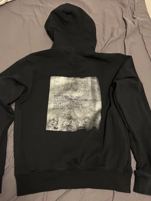 Helmut Lang hoodie - Säljer denna riktigt feta Helmut lang hoodie. Bra skick. Den är i storlek L. Nypris: ca 2500kr, mitt pris: 850kr. Hör av dig om du är intresserad!