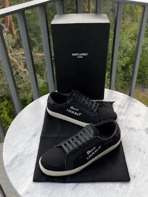 Saint Laurent skor - Sjukt snygga Saint Laurent skor i nyskick., endast använda 1 gång. Säljer pga fel storlek. Size 42 ( passar 42-43). Allt OG finns.