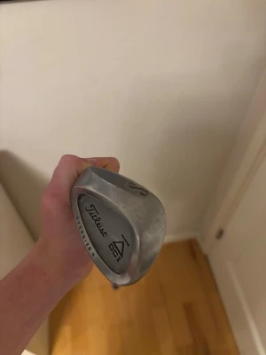 Titleist DCI Sandwedge - En klassisk golfklubba från Titleist, modell DCI Oversize. Klubban är i metall med silverfärgad finish och har tydliga räfflor på klubbhuvudet för bra grepp om bollen. Perfekt för dig som vill ha en pålitlig järnklubba till golfbanan. Sandwedge 56 grader i okej skick! Obs vänsterklubba