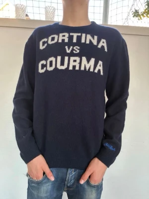 MC2 saint barth tröja - Sällsynt MC2 saint barth tröja med texten ”CORTINA VS COURMA” och den är av material kashmir| storlek:S| pris: 1549kr| skick: 9,8/10| hör av dig vid minsta lilla fundering eller fråga| 