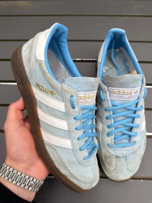 Adidas spezial 40,5 - Säljer dessa supersnygga spezial sneakers perfekt för sommaren! Size 40,5. Skick 8/10! Hör av dig vid frågor eller funderingar 🤩