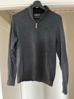 Morris tröja - Mörkgrå stickad tröja från Morris med halv zip. Väldigt bra skick då den är använd fåtal gånger. Priset är inte hugget i sten och kan ändras vid snabb affär. Passar S 