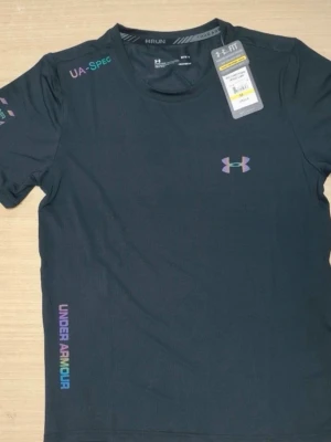 Svart Under Armour t-shirt - Svart t-shirt från Under Armour. Säljer den eftersom den är för liten. Den är M men är tightare material. Pris kan diskuteras vid snabba affärer