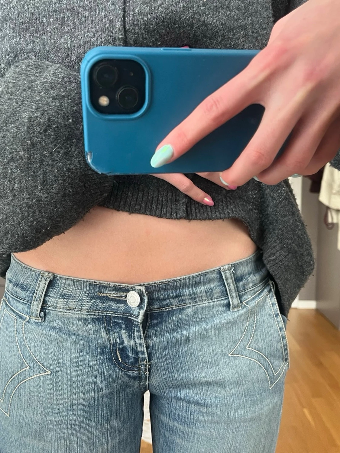 Ljusblå low waist jeans med kontrastsömmar
