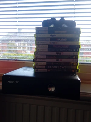 Xbox 360 + spel - Xbox 360 i bra skick. Följer med en handkontroll som jag vet funkar(har en till men osäker på om den fungerar, den kan följa med vid behov). 13st olika spel.