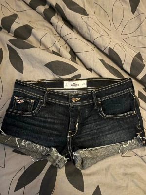 Mörkblå jeansshorts från Hollister - Snygga lågmidjade jeansshorts från Hollister. midjemått 38