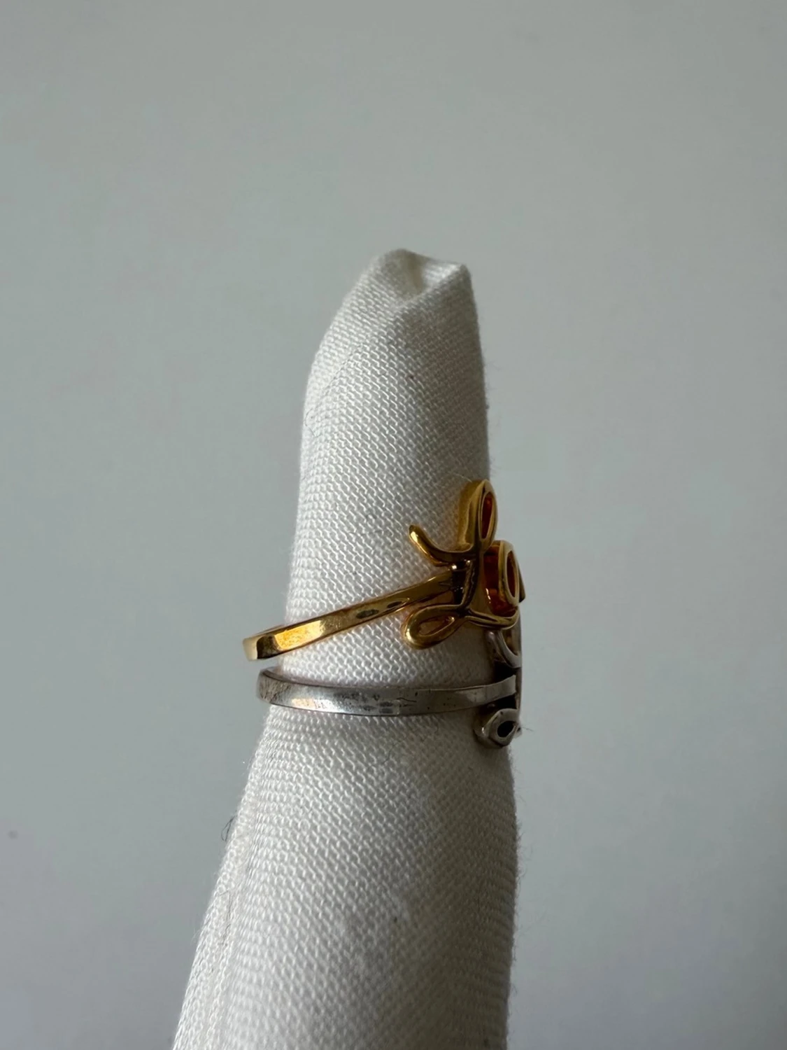 Två ringar med Love-text i guld och silver - 1
