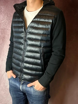 Massimo dutti cardigan - ycket fint skick | Size M fits S (modellen är 188 cm 75 kg) | fraktar spårbart inom 24 timmar | för att köpa klicka ”köp nu” | vid frågor eller funderingar skriv ett meddelande | följare får bättre rabatter🙌