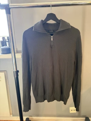 Massimo dutti zip tröja - Säljer en Massimo dutti halvzip då den inte används längre, den är mörkgrön men syns inte i ljuset☀️nypris 700kr, hör av er vid frågor 