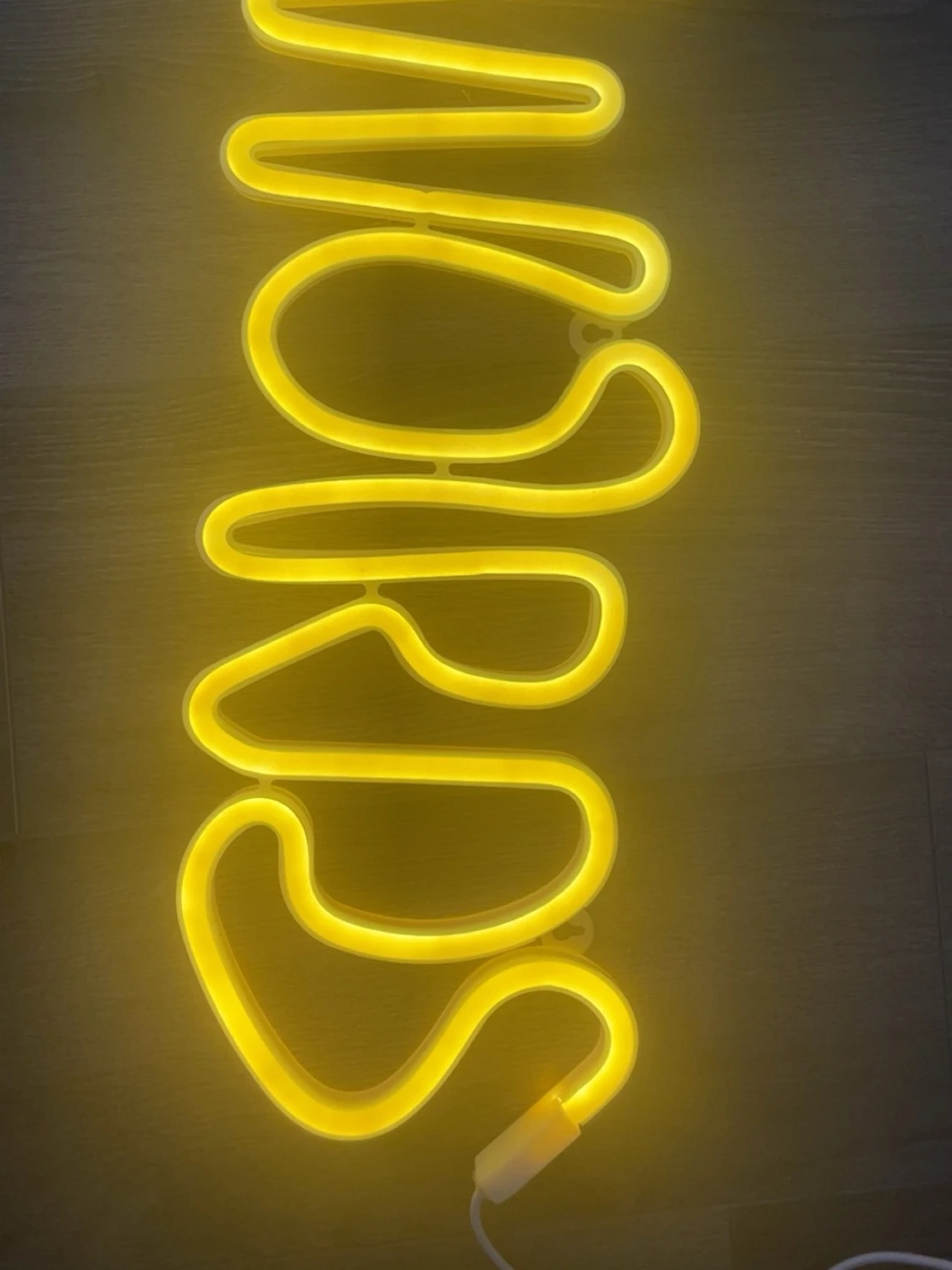 Gul neonlampa med texten WORDS - 1