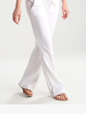 Vita vida linnebyxor - Säljer ett par vita linnebyxor med avslappnad passform och dragsko i midjan. Byxorna har raka, vida ben och sidofickor. Perfekta för en chill och stilren look. Materialet är lätt och luftigt linne.