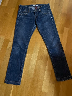Blå raka jeans från Fornarina W32 L32 - Klassiska blå jeans från Fornarina med raka ben och femficksmodell. Jeansen har en mörk tvätt och subtila slitningar, samt  Fornarina-logga på bakfickan. Perfekta för en avslappnad och stilren look. Storlek Waist 32 Längd 32. 