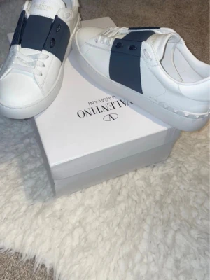 Valentino skor - lyxig design och hög komfort. Passar perfekt till både vardag och finare outfits. Bra skick. Pris kan diskuteras vid snabb affär.