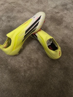 Adidas F50  - Säljer dessa snygga adidas f50, dem är helt nya låda och allt annat medföljer! Hör av er vid frågor!