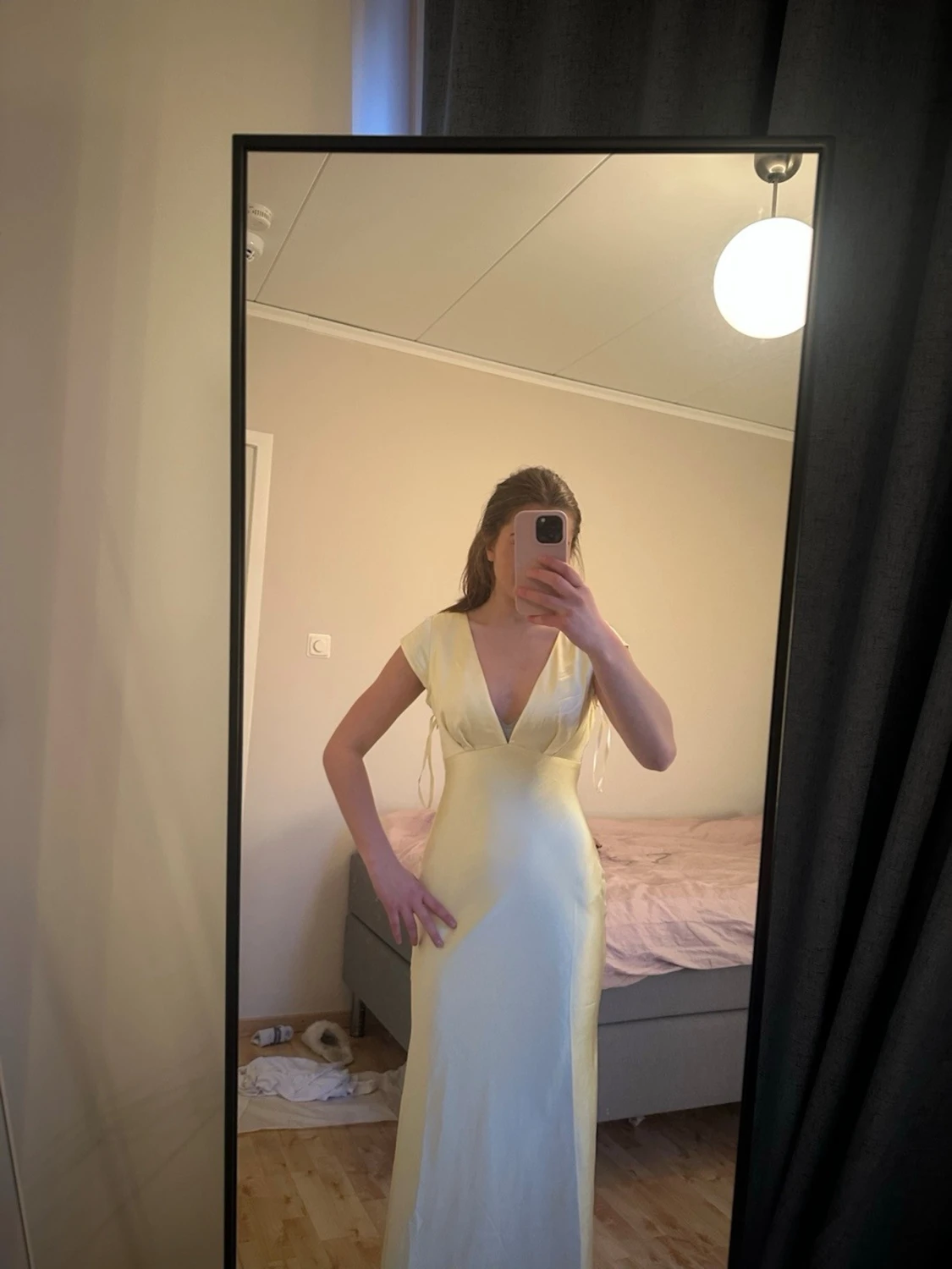 Ljusgul långklänning med v-ringning från Hello molly