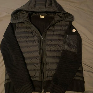 Moncler cardigan  - Tja! Säljer min moncler cardigan perfekt för vår och sommarnätter. Alla QR koder fungerar. Det ända negativa är att lappen i nacken har släppt i ena hörnan (Råkade ha sönder den) därav priset annars perfekt skick! Tveka inte vid frågor🙂 