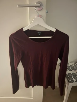 Vinröd långärmad  - Vinröd långärmad ifrån new Yorker knappt använd. 