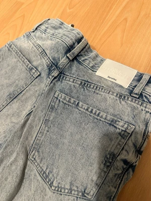 Straight leg jeans - Jeans från Bershka, använd fåtalgånger då de var lite förstora och inte min stil. 