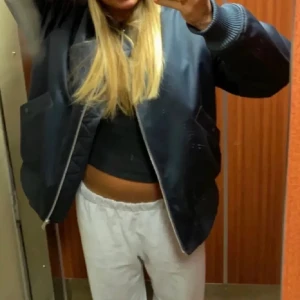  bomberjacka h&m - Så fin, trendig marinblå bomberjacka från H&M🌟 Perfekt till våren🌸den är i storlek S men passar även XS om man vill ha den oversize, och även M om man vill ha den i normal storlek.🥰 Den är i nyskick! (Lånad första bild) kan tänka mig att gå ner i pris vid snabb affär!