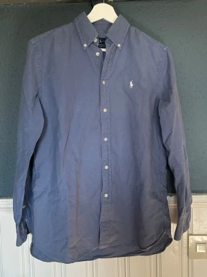 Ralph lauren skjorta - Ralph lauren skjorta i storlek S i färgen ljus blå med vit logga. Riktigt fin utan några fläckar eller deffekter.