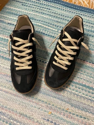 Maison margiela gats - Helt nya svarta Maison margiela gats i storlek 43, köpta från nk, kvitto tillkommer samt dustbagsen, hojta till vid funderingar!