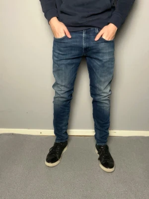 Mörkblå replay anbass jeans - Snygga blå slim fit jeans med lätt tvättad look. Fint skick. Frågor? Skicka ett meddelande.