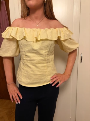 Gul offshoulder blus med volang - Såå snygg off shoulder blus. Ursprungligen en klänning från h&m, men omsydd till en blus❣️❣️ strlk 40, men funkar bra för mindre!