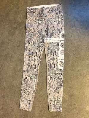 Spräckliga tights aimn - Aimn tights spräckliga med lite rosa inslag