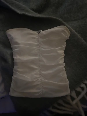 Topp nadk  - Snygg topp från NAKD, bra skick men en liten smink fläck inuti som man inte ser. 💕