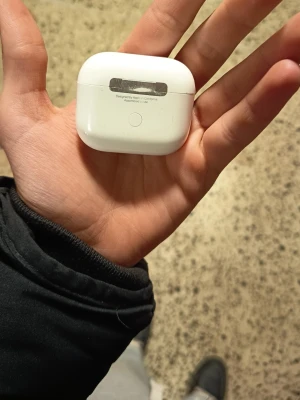 Apple AirPods Pro med laddningsetui - Säljer ett par vita Apple AirPods Pro med trådlöst laddningsetui. Hörlurarna har en stilren och kompakt design i blank plast och levererar grymt ljud med brusreducering. Perfekta för musik, poddar och samtal på språng. Utan laddare!