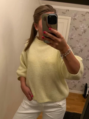 Stickad kortärmad  - En sommrig trekvartsärmad gul tröja från Gina! Superbra skick i storlek m!☺️☺️