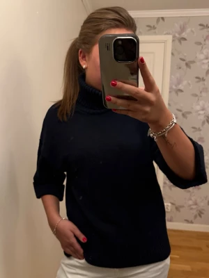 Polotröja - Marinblå trekvartsärmad polotröja från hm! Använd fåtal gånger i storlek s!☺️☺️