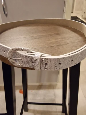 Skärp glitter strass - Skärp glitter strass. Längd 122 cm. Bredd 2,8 cm. PU läder.