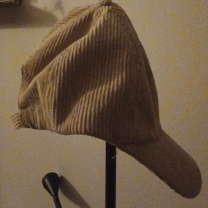 Manchester corduroy keps - Pendlar mellan Alingsås - Skövde vardagligen. Med jämna mellanrum är jag även i Uppsala. Säg gärna till om ni vill mötas och slippa betala frakten och den extra kostnaden plick lägger till på priset. Ni swishar  isåfall :) 