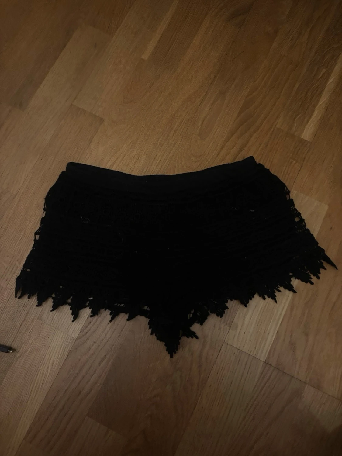 Svarta spets-shorts med volangkant