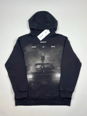Dondup "Made in Italy" Printed Hooded Hoodie - Distressed finish - Dondup “Made in Italy” Printed Hooded Hoodie | Modell: Hooded Hoodie | Distressed finish (Sliten look modell) - se bilder | Skick: Helt ny med tags | Nypris: 3495 kr | Storlek: Medium (EU-storlek 38) | Hör av dig vid minsta fundering eller fråga 📦