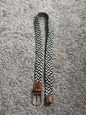 Flätat onewear bälte - Säljer ett flätat bälte från onewear. Färgerna är vit, grå och svart. Köpte bältet 2024 då det fanns andra färger än vad de har nu. Ny pris 349 kr. Skriv vid minsta fundering!
