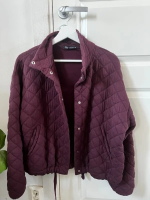 Jacka ZARA - Super fin jacka från Zara! Vinröd, väldigt skön! Pris går att diskutera🌸🌸passar bra till vår och höst